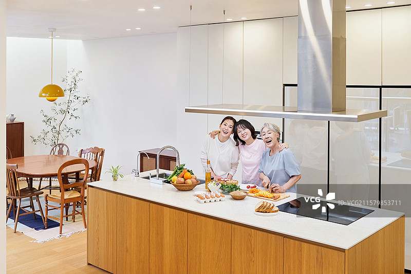 家庭厨房，健康生活，慢性衰老饮食，银色生活，家庭月，家庭，团聚，幸福，生活方式，健康乐趣图片素材