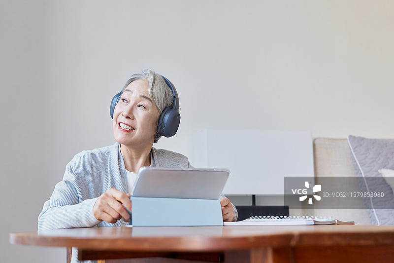 老年女性，祖母，健康生活，老年健康，银发生活，数字平板，教育图片素材