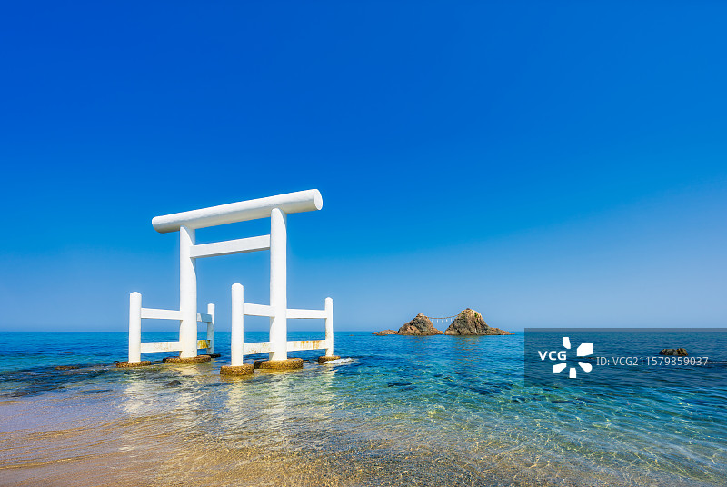 日本福冈县Fukuoka，丝岛市，志摩樱井二见浦，夫妻岩，海中大鸟居，樱井神社白色鸟居，日本海滩百选图片素材