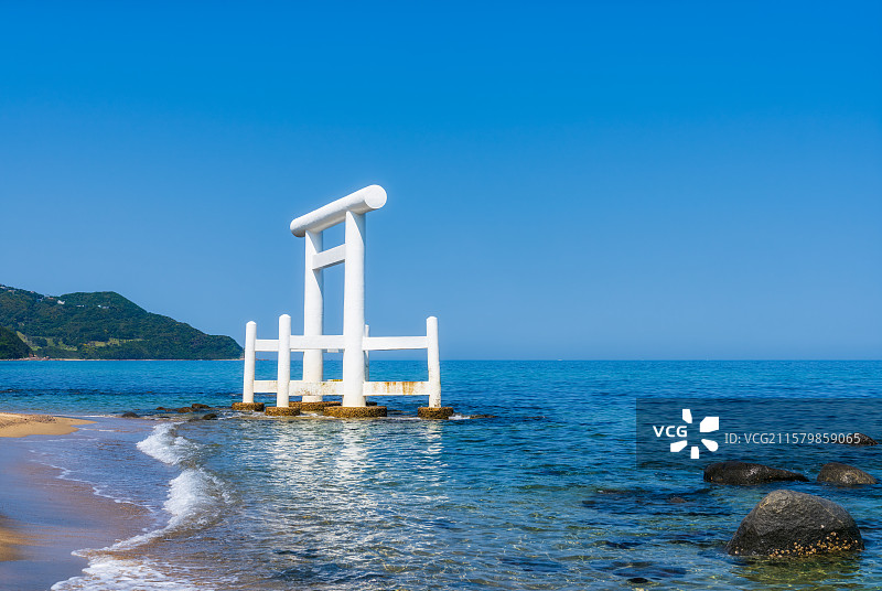 日本福冈县Fukuoka，丝岛市，樱井神社二见浦，海中大鸟居，白色鸟居，日本海滩百选，海上鸟居，夏季图片素材