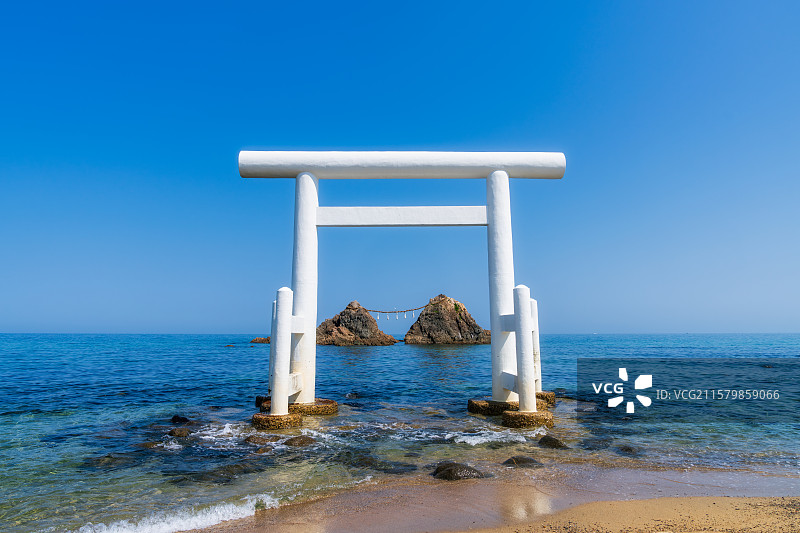 日本福冈县Fukuoka，丝岛市，志摩樱井二见浦，夫妻岩，海中大鸟居，樱井神社白色鸟居，日本海滩百选图片素材