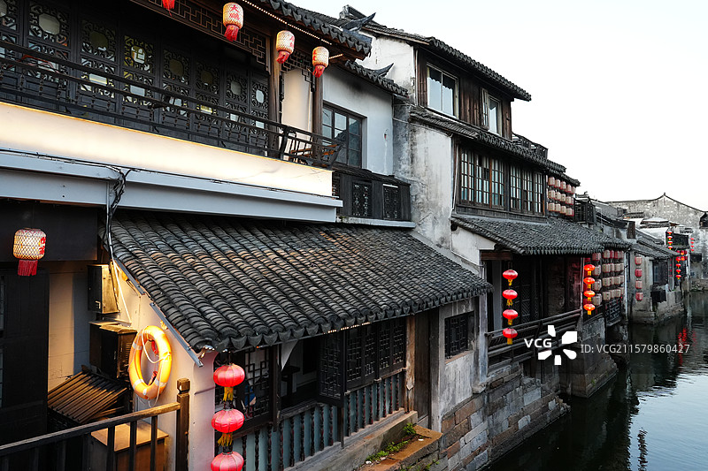 浙江嘉兴西塘古镇5A级旅游景区水墨江南黄昏风景 夜晚 灯笼图片素材