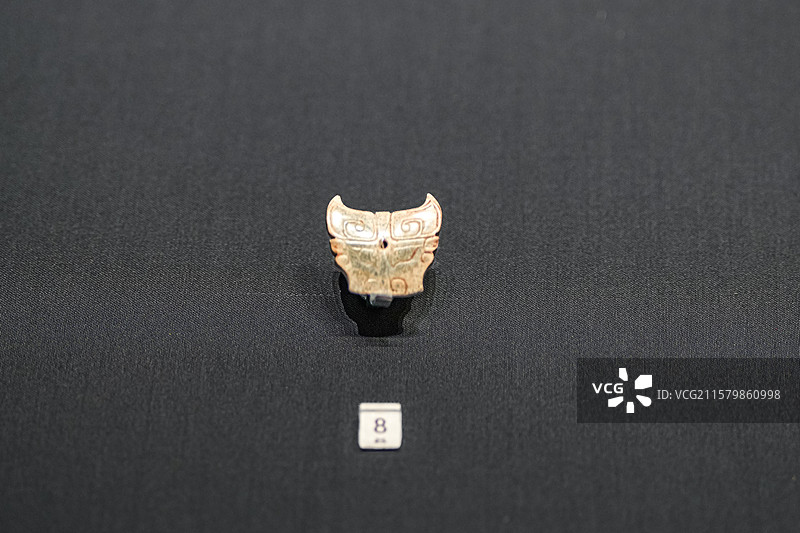 商代 玉牛首形饰 青州苏埠屯遗址出土 山东博物馆图片素材