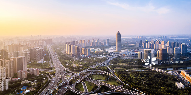 中国河南郑州郑东新区绿地千玺广场CBD和立交桥城市天际线黄昏风光图片素材