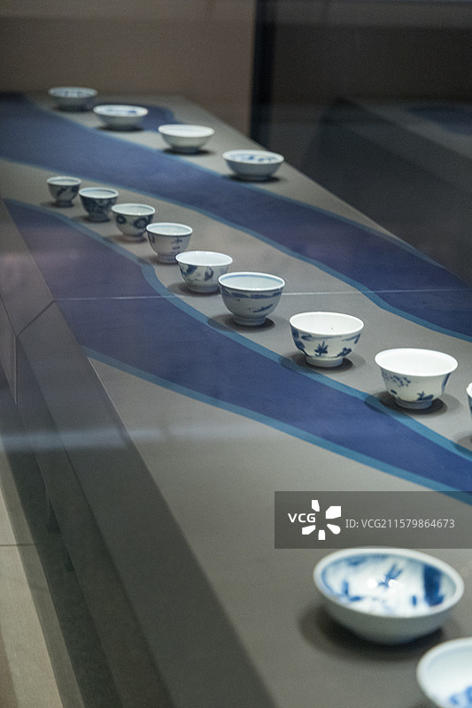 青花瓷杯的古韵之美图片素材