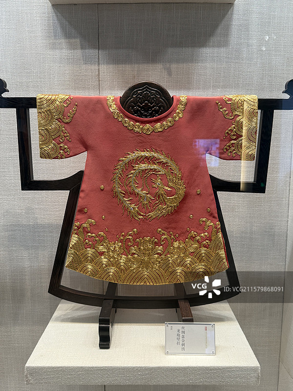 闽剧丝绸盘金刺绣龙袍壁挂图片素材