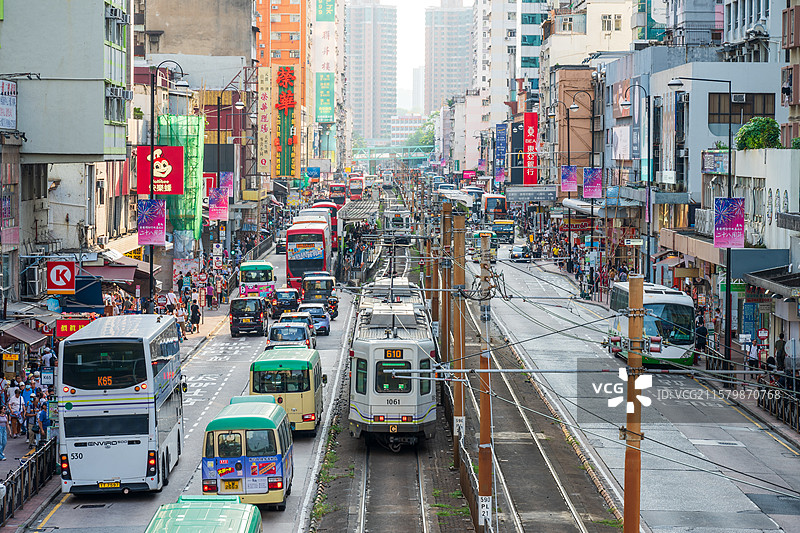 香港元朗大马路繁华景观，行驶中的轻铁列车图片素材