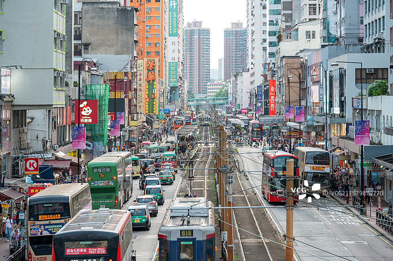 香港元朗大马路繁华景观，行驶中的轻铁列车图片素材