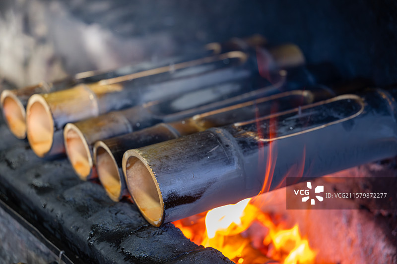 竹筒烤制美食图片素材
