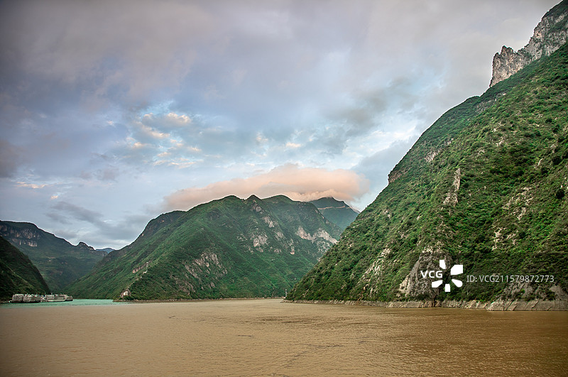 清晨的巫峡 一团帽状云笼罩在巫山神女天路的山顶上图片素材