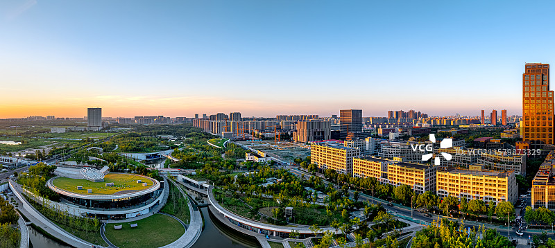 桃浦中央绿地 桃浦智创城 中央公园夏日夕阳 上海普陀老工业基地污染治理 人民城市宜居宜业图片素材