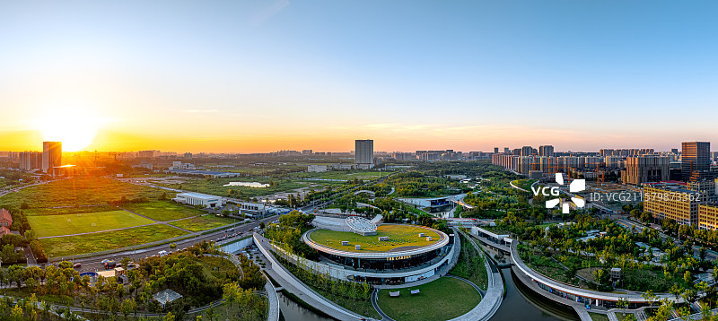 桃浦中央绿地金环汇智天地 桃浦智创城 中央公园夏日夕阳 上海普陀老工业基地污染治理 人民城市宜居宜业图片素材