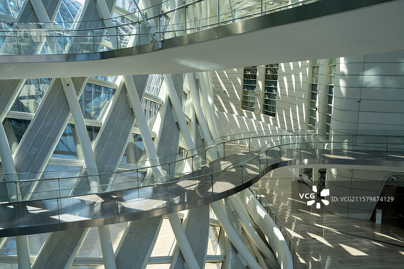 北京凤凰中心内部螺旋步道与钢结构光影图片素材