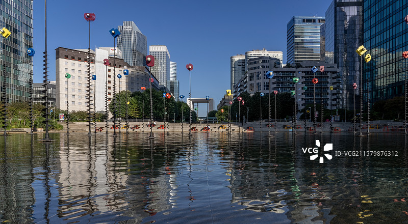 拉德芳斯（法语：La Défense），是法国巴黎都会区首要的中心商务区，位于巴黎城西的上塞纳省图片素材