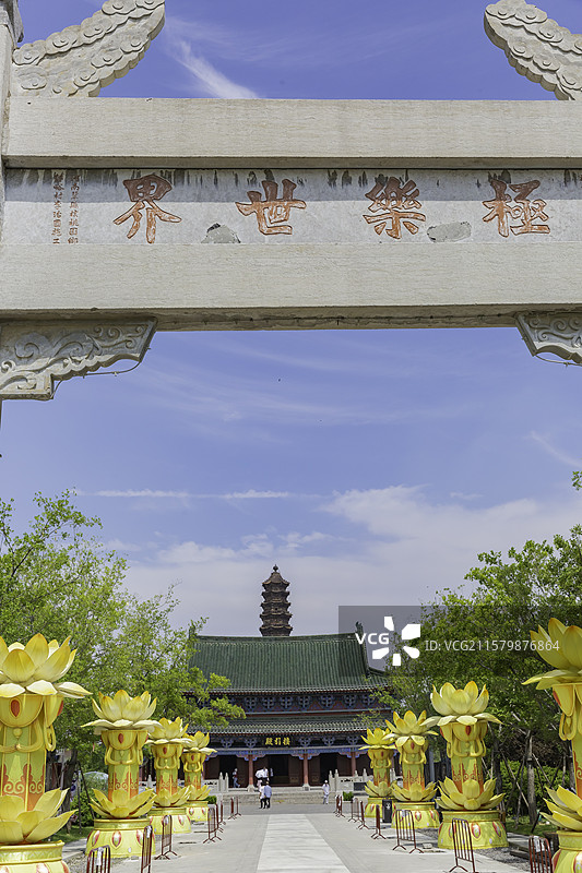 河南开封铁塔公园极乐世界牌坊图片素材