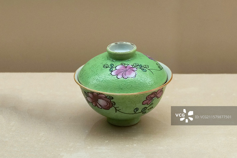 乾隆款绿地轧道粉彩折枝花盖碗 清·乾隆 中国国家博物馆“四海一堂春·乙巳蛇年新春文化展”图片素材