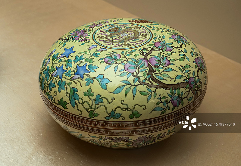 “体和殿”款黄地粉彩花果团龙纹捧盒 清代 中国国家博物馆“四海一堂春·乙巳蛇年新春文化展”图片素材