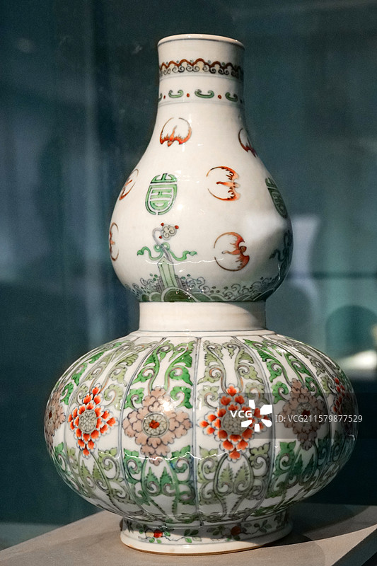 斗彩番莲纹葫芦瓶 清·雍正 中国国家博物馆“中国古代瓷器展”图片素材