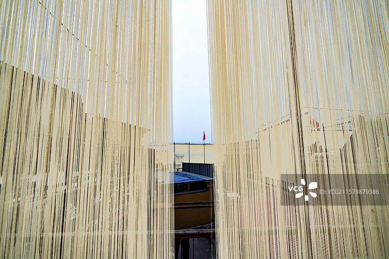 四川中江挂面村晾晒的挂面图片素材