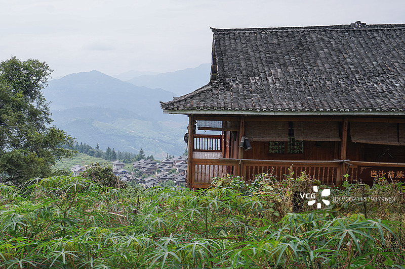 贵州黔东南，岜沙苗寨，山区与寨子风光图片素材