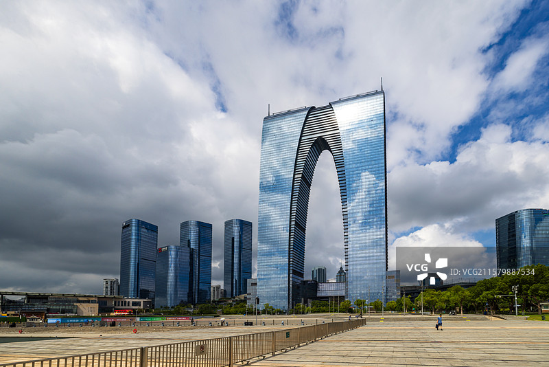 长三角地区苏州市工业园区金鸡湖畔城市地标建筑东方之门风光图片素材