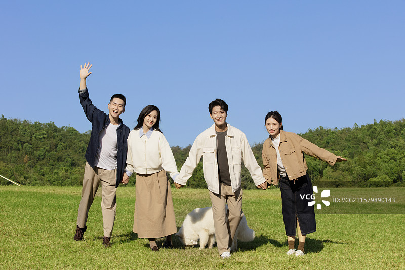 四个年轻的男生女生在户外露营基地自由的玩图片素材