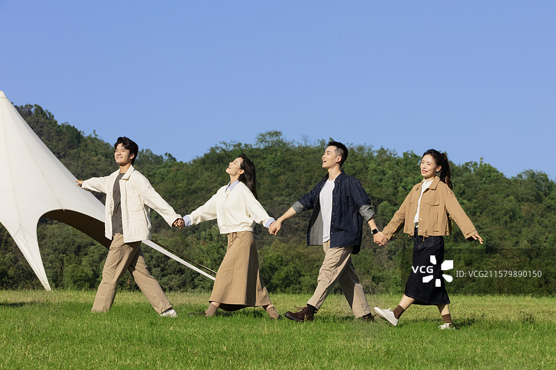 四个年轻的男生女生在户外露营基地自由的玩图片素材