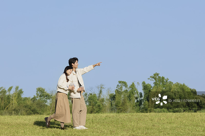 秋日里在户外散步的年轻情侣图片素材