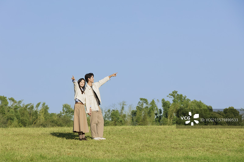 秋日里在户外散步的年轻情侣图片素材