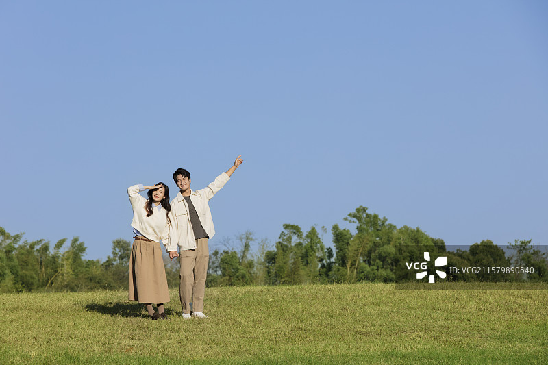 秋日里在户外散步的年轻情侣图片素材