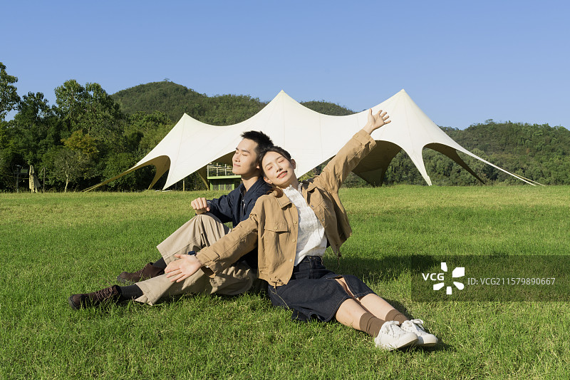 坐在草坪上的年轻情侣图片素材