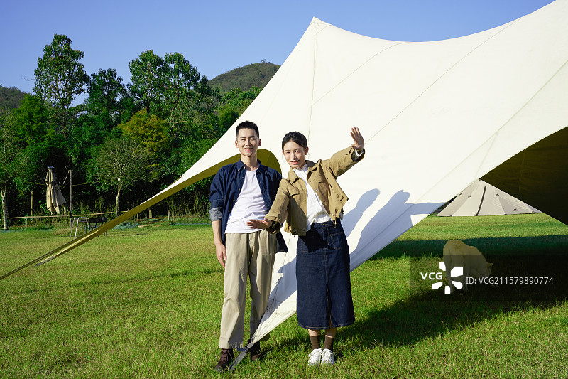 站在帐篷旁边的年轻情况图片素材