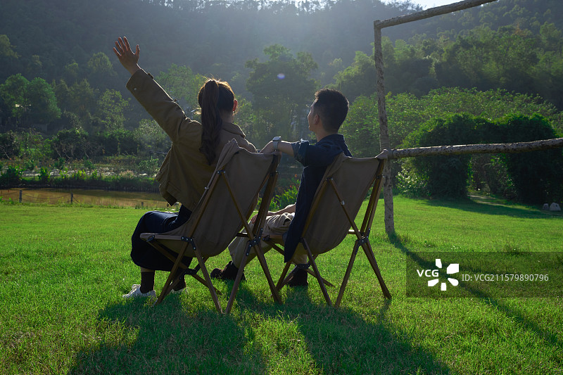 坐在帐篷前休息聊天的年轻情侣图片素材