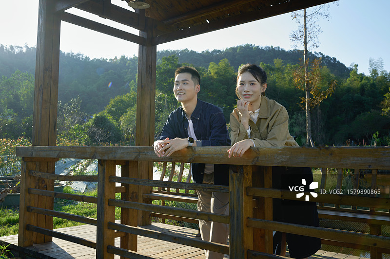 站在传统亭子里的年轻情侣图片素材