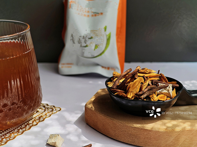 静物.《黄芪、葛根和蒲公英根》
黄芪三宝茶，每日一杯元气滿，活力足。图片素材