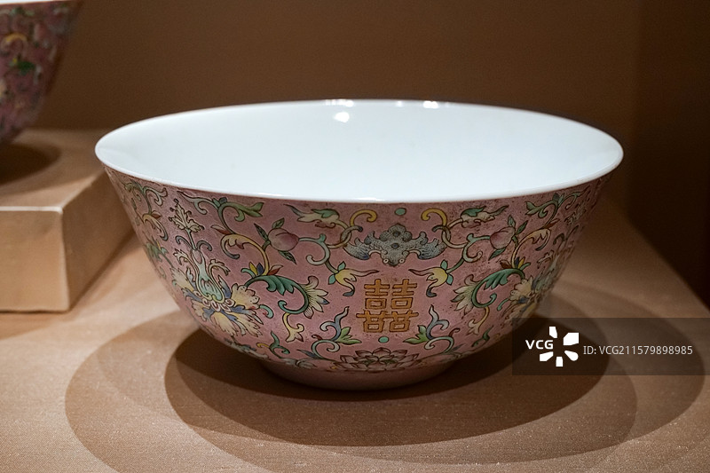 道光款粉地粉彩朵莲纹双喜字碗 清·道光 中国国家博物馆“四海一堂春·乙巳蛇年新春文化展”图片素材