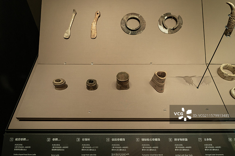 中国古代文明文化遗产拍摄主题，山东济南博物馆，古代用是玉器玉串玉臂环象牙梳首饰，室内无人图像摄影图片素材