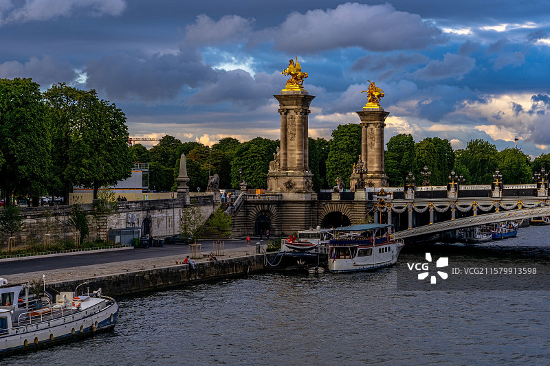 亚历山大三世桥Pont Alexandre III是法国巴黎跨越塞纳河的一座拱桥图片素材