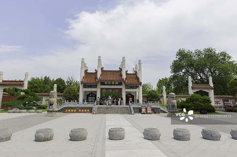 河南开封铁塔公园山门--1961年列为全国首批重点文物保护单位图片素材