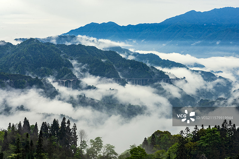 云雾缭绕雅西高速公路风光图片素材