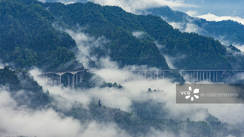 云雾缭绕雅西高速公路风光图片素材