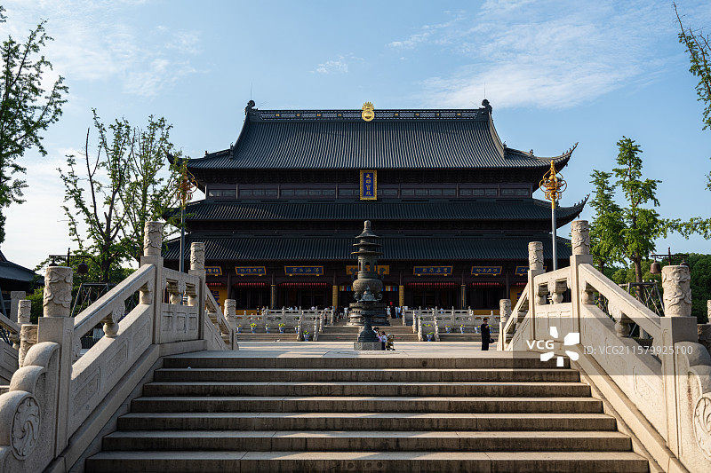 重元寺主殿中轴正面与石桥入口视角图片素材