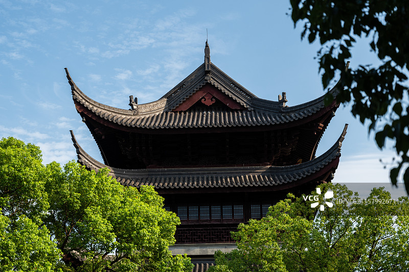 古塔屋檐与树梢交汇的中景图图片素材