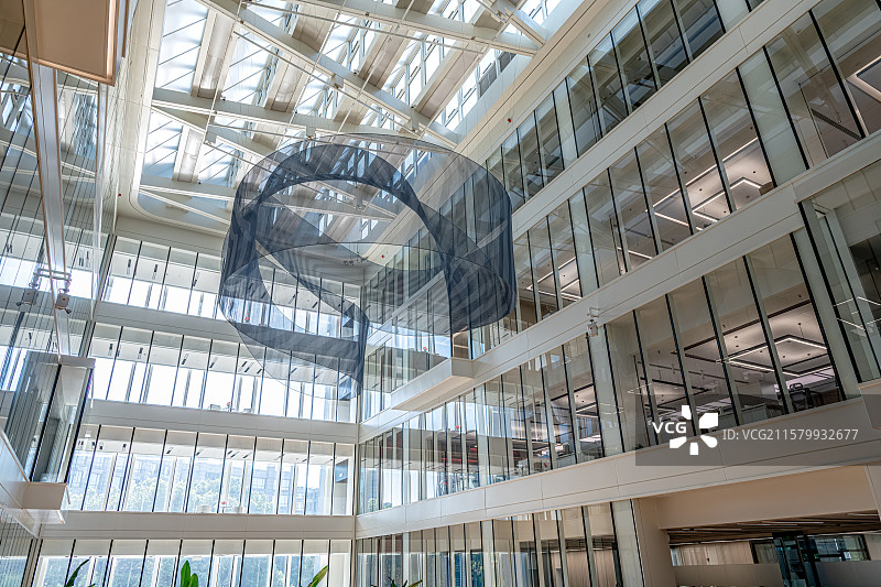 中以上海创新园 现代工业美学 宽敞明亮的写字楼大厅 桃浦智创城 原英雄金笔厂老厂房改造办公园区图片素材