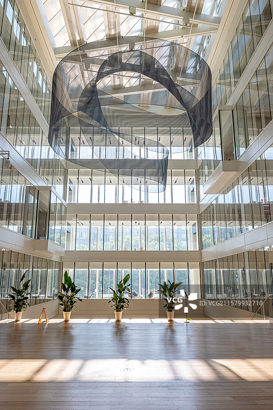 中以上海创新园 现代工业美学 宽敞明亮的写字楼大厅 桃浦智创城 原英雄金笔厂老厂房改造办公园区图片素材