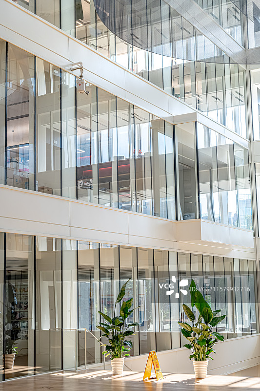 中以上海创新园 现代工业美学 宽敞明亮的写字楼大厅 桃浦智创城 原英雄金笔厂老厂房改造办公园区图片素材