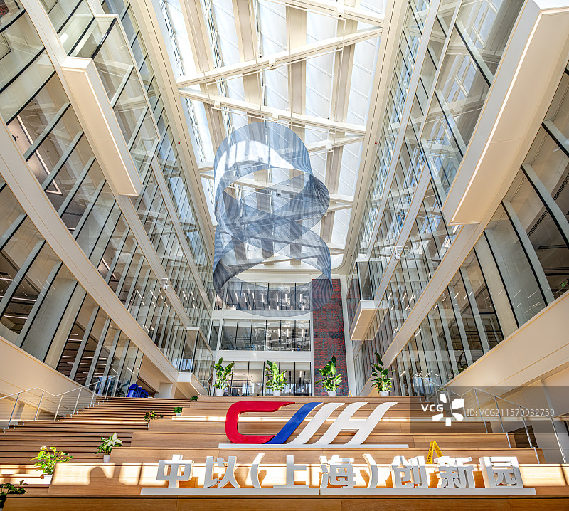 中以上海创新园 现代工业美学 宽敞明亮的写字楼大厅 桃浦智创城 原英雄金笔厂老厂房改造办公园区图片素材