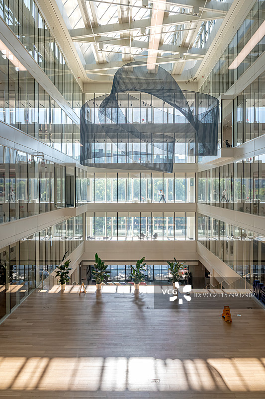 中以上海创新园 现代工业美学 宽敞明亮的写字楼大厅 桃浦智创城 原英雄金笔厂老厂房改造办公园区图片素材