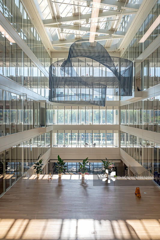 中以上海创新园 现代工业美学 宽敞明亮的写字楼大厅 桃浦智创城 原英雄金笔厂老厂房改造办公园区图片素材