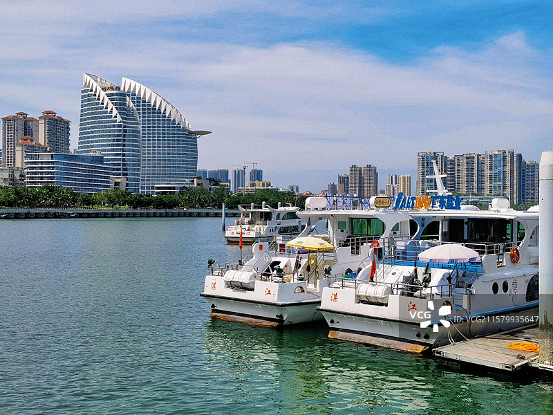 湛江金沙湾红嘴鸥游览船图片素材